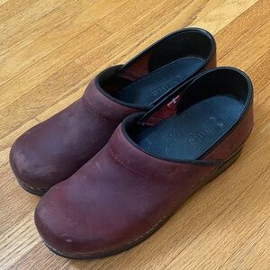 Sanita danish clogs size 38 in burgundy / maroon